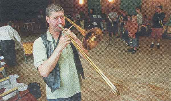 Pildil on üks teise noorte trompeti suveakadeemia korraldaja Aabi Ausmaa.