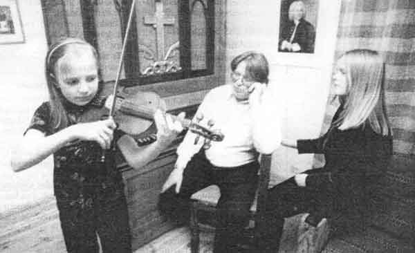 Uibode kodu on kui helisev muusika. Noorem tütar Mari-Liis mängib viiulit, isa orelit ja vanem tütar Tiina klaverit.