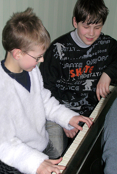 Glen ja Kauri pärast kontserti Eugen Kapi klaveri taga.