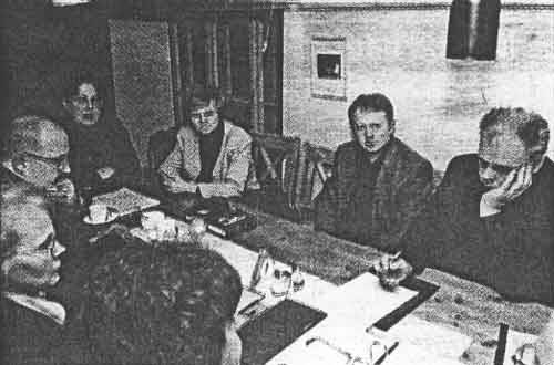 Vardo Rumessen (paremal) tundis Artur Kapi ühingu juhatuse koosolekul muret sellepärast, et saadaval pole ühtegi helilooja monograafiat.