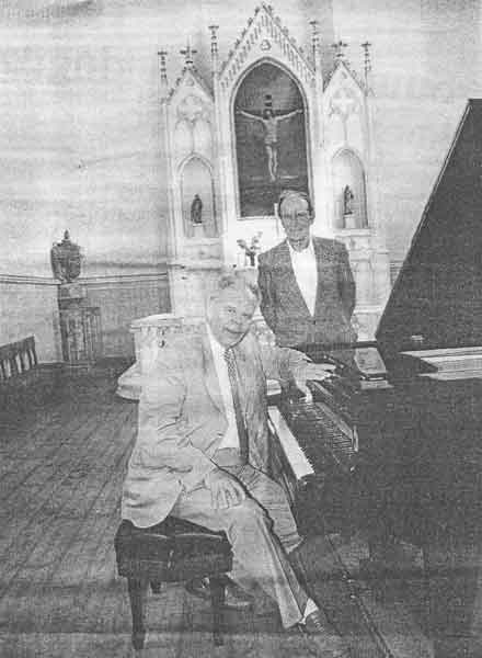 Klaverikunstnik Vardo Rumessen (vasakul) mängis pilli kinkija Paul Vestersteini rõõmuks Mart Saart.