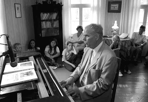 Vardo Rumessen Mart Saare klaveril musitseerimas