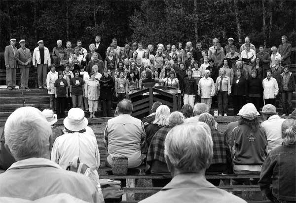 Ühendkoor Hüpassaare laululaval. Esimest korda on maakonna kooride sügispäeval ka lastekooride lauljad