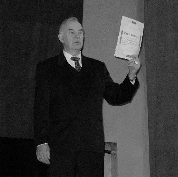 Mati Palm näitab kuulajatele oma esimest laulukonkursil saadud diplomit - II koht 1962. aastal Mart Saare laulude esituse eest