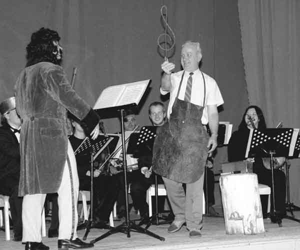 V Muusikapäevadel käe Straussi muusikaga "valgeks" saanud "bürgermeister" - Suure-Jaani linnapea Ülo Köst, kapellmeister Maano Männi ja Strauss-orkester.