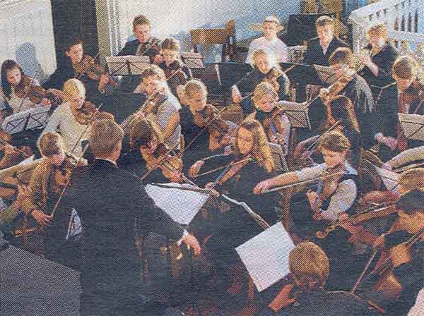 Phapeval ergutas publiku meeli Suure-Jaani kirikus esinenud Tallinna Muusikakeskkooli Smfooniaorkester.