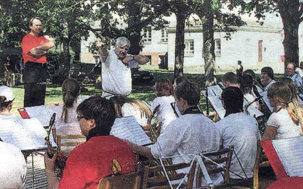 Orkestri ees on puhkpillimuusika päeva kunstiline juht Rein Vendla ning Margus Kasemaa Tartust.