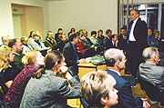 Rahvusvahelise Artur Kapi Ühingu asutamiskoosolekul 26. oktoobril 2001. Vardo Rumessen esinemas