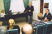 Rahvusvahelise Artur Kapi Ühingu asutamiskoosolekul 26. oktoobril 2001. Mati Palm esinemas Heliloojate Kappide majamuuseumis toimunud kontserdil