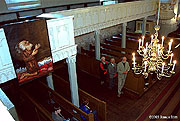 Jüri Arrak oma näituse avamisel Suure-Jaani kirikus.