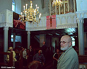 Jüri Arrak oma näituse avamisel Suure-Jaani kirikus.
