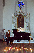 Vardo Rumessen kirikus Bach'i mängimas.